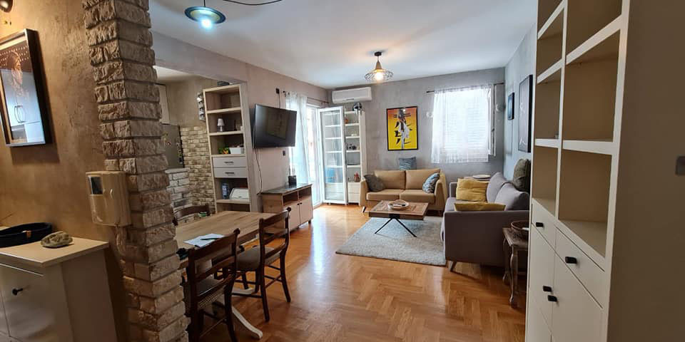В Будве, в районе Розино сдается на аренду 3-х комнатная квартира  площадью 72 кв.м.