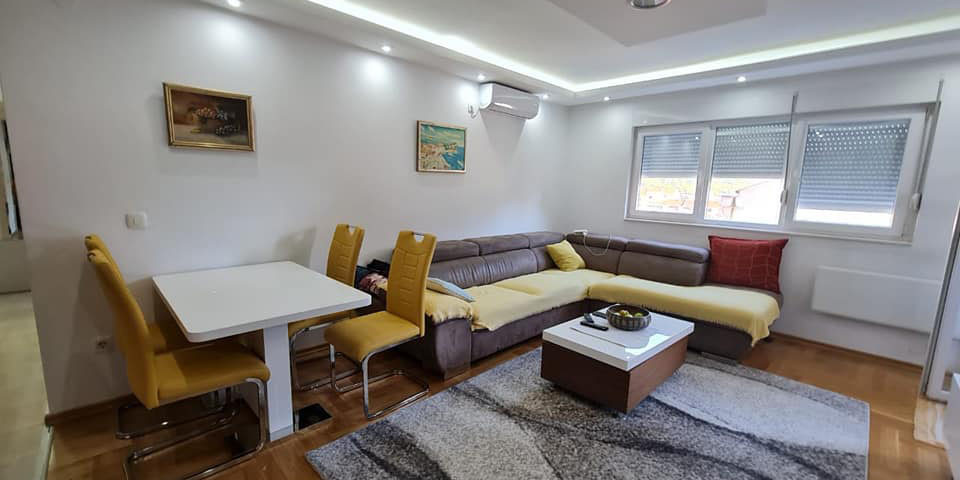 В Будве продается 4-х комнатная, суперремонтная квартира площадью 74 кв.м. со всеми удобствами.