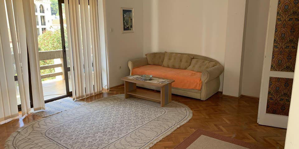 В Петроваце продается 3-х комнатная квартира площадью 96 кв.м. на 2-ом этаже 3-х этажного дома.